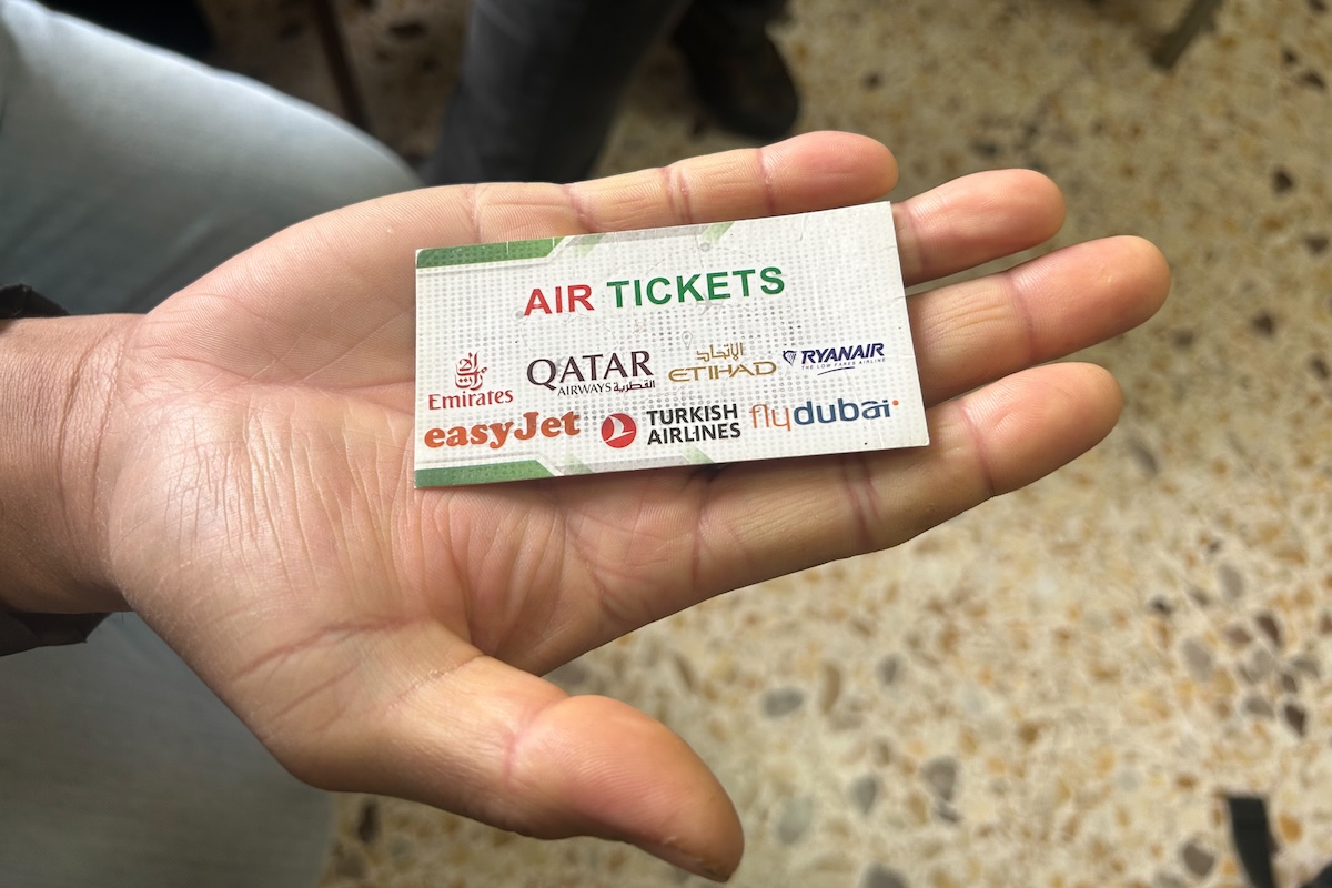 Il retro del biglietto da visita di un «dalal», l'intermediario che ha organizzato il viaggio di Sultan dal Bangladesh (Angelo Mastrandrea/il Post)