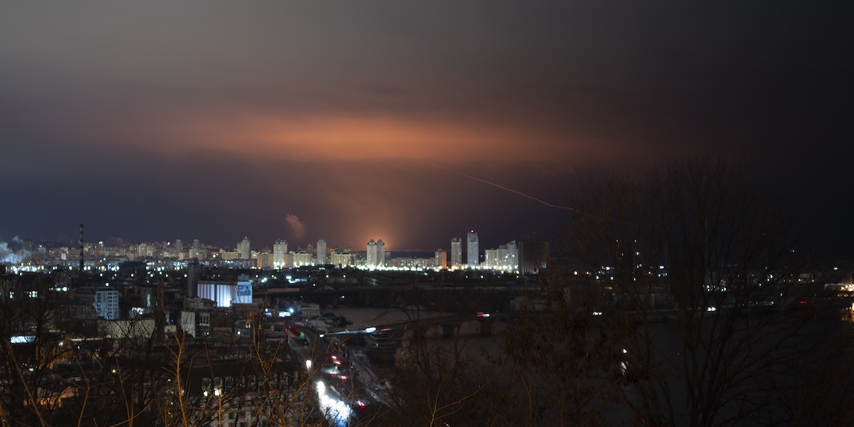 La Russia ha di nuovo attaccato Kiev, prima dell’incontro tra Trump e Zelensky