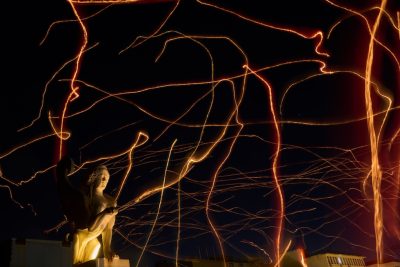 La scia delle lanterrne di carta lanciate durante "la notte dei desideri", un evento organizzato ad Atene, venerdì 26 dicembre 2025