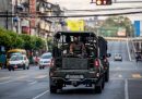 I militari pattugliano le strade a Yangon.