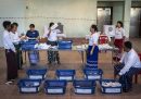 Le schede elettorali vengono conteggiate dopo la chiusura di un seggio elettorale a Yangon.