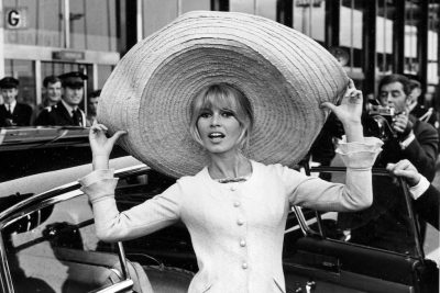 Brigitte Bardot con un sombrero di ritorno da un viaggio in Messico