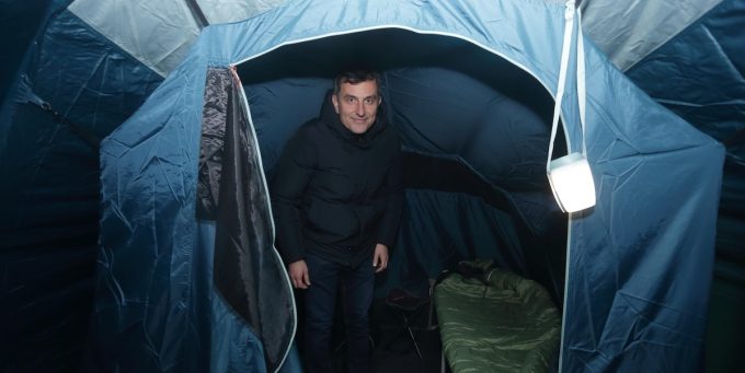 Il sindaco di Isernia si è accampato davanti all’ospedale per chiedere più medici