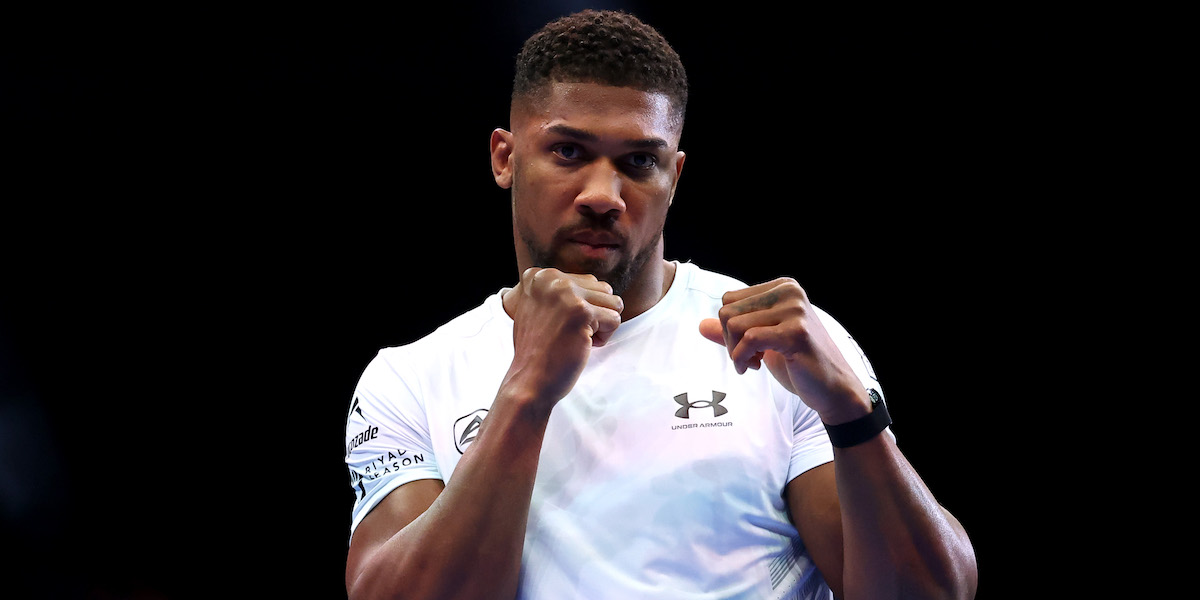 Il pugile inglese Anthony Joshua è rimasto ferito in un incidente stradale in Nigeria, in cui sono morte due persone
