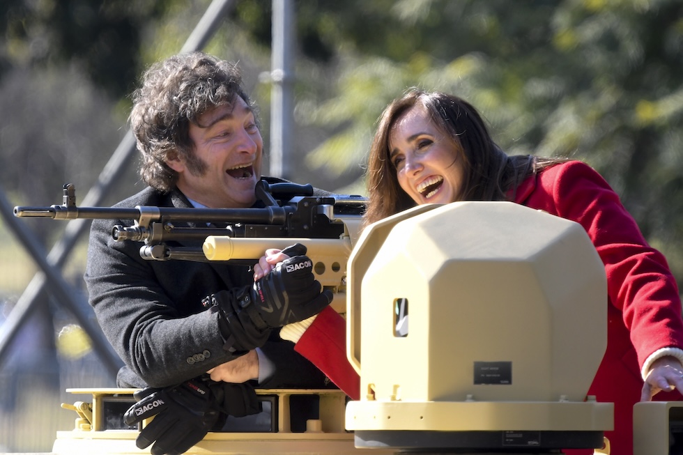 Il presidente argentino Javier Milei con la vicepresidente Victoria Villarruel durante una parata militare a Buenos Aires, il 9 luglio 2024. (AP/Gustavo Garello)