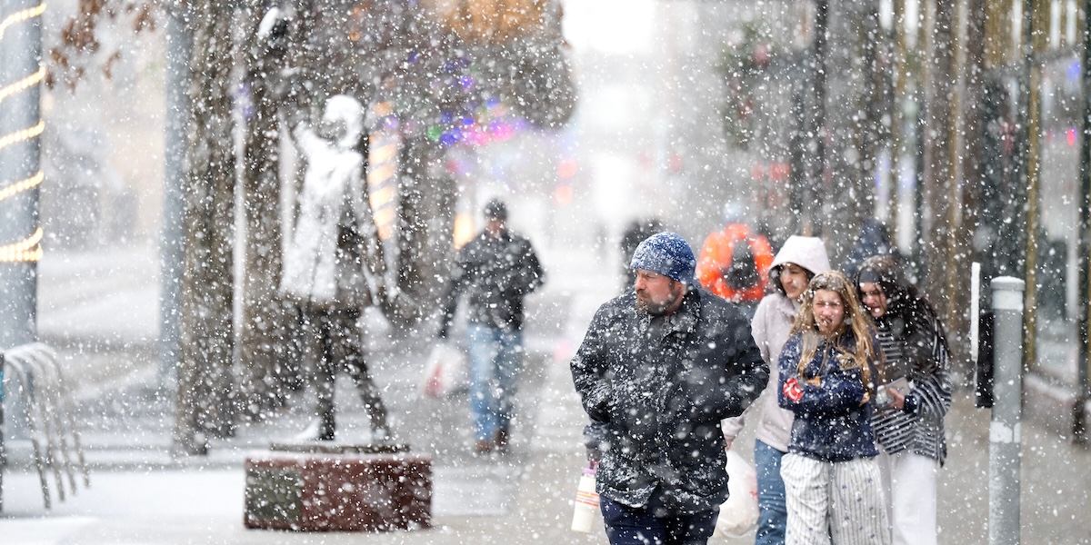 Negli Stati Uniti ci sono ancora migliaia di voli ritardati e cancellati a causa della neve