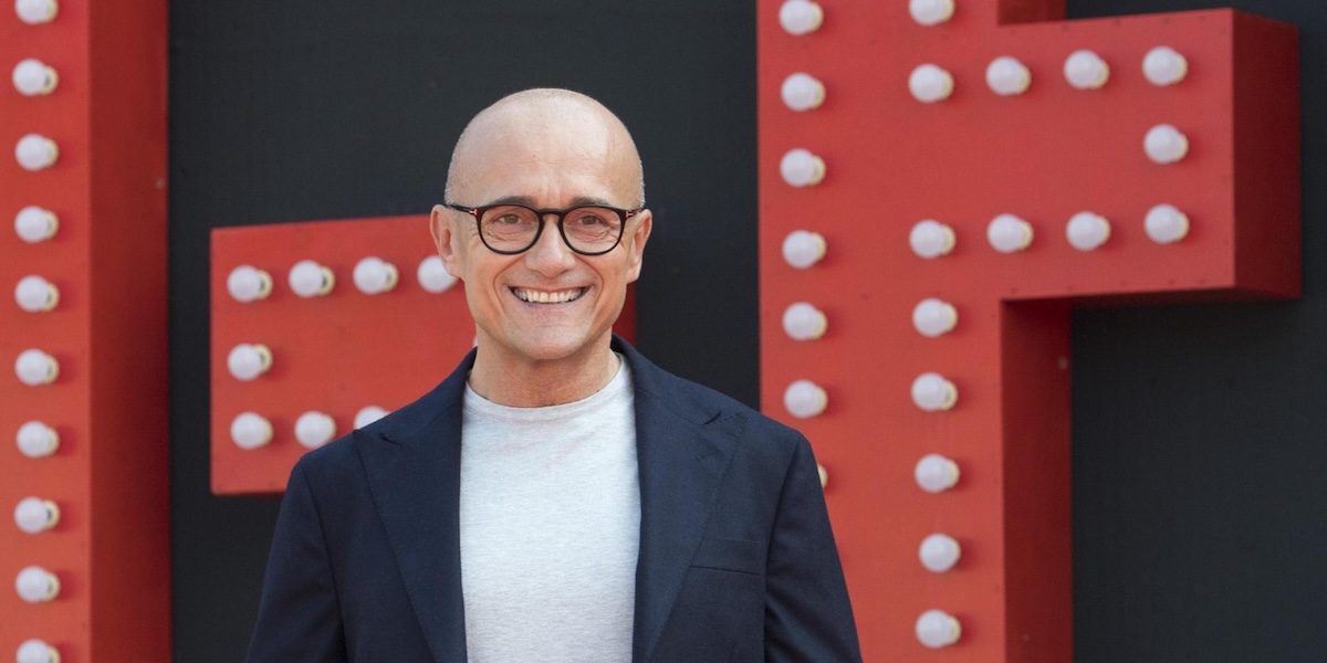 Alfonso Signorini si è autosospeso da Mediaset per via delle accuse rivoltegli nel programma di gossip di Fabrizio Corona