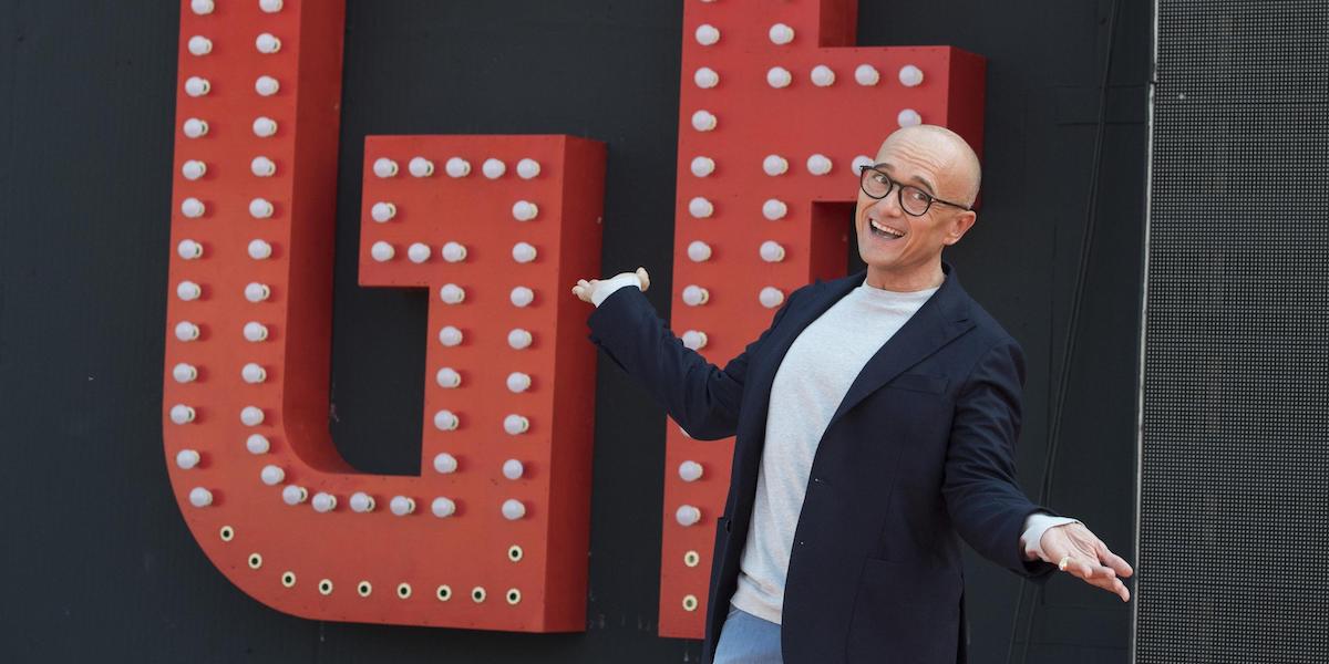 La storia delle accuse contro Alfonso Signorini, dall’inizio