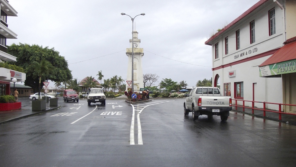 Automobilisti contromano rispetto alla nuova segnaletica stradale, ad Apla nel settembre del 2009