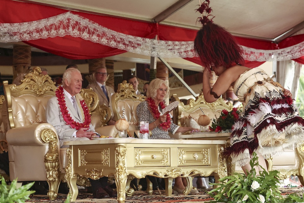 Re Carlo III e la regina Camilla in visita nelle Samoa per la riunione del Commonwealth, il 26 ottobre del 2024