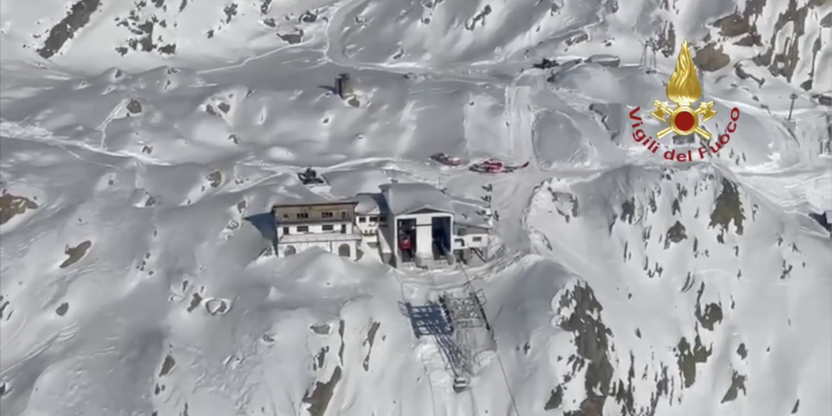Un fermo immagine dal video dei soccorsi diffuso dai vigili del fuoco, in cui si vede la stazione della funivia a monte (vigili del fuoco)