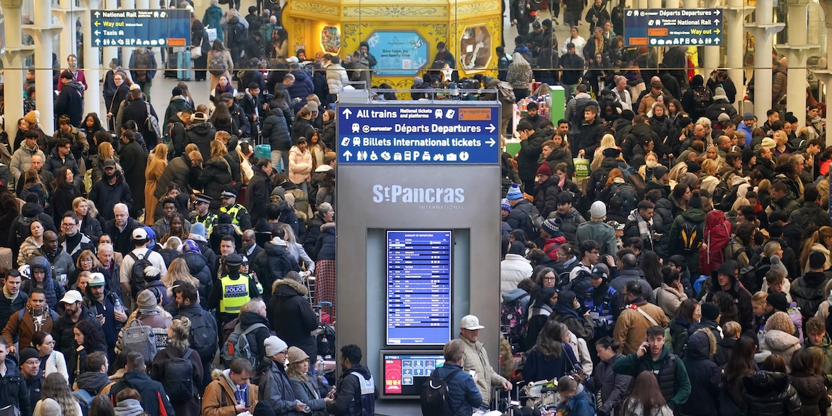Decine di passeggeri in attesa di notizie sui treni Eurostar alla stazione di St Pancras a Londra, 30 dicembre 2025 (AP Photo/Alberto Pezzali)