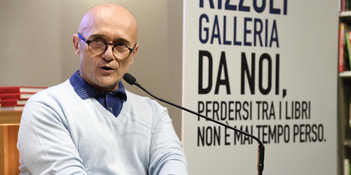 Il presentatore televisivo Alfonso Signorini è indagato per estorsione e violenza sessuale