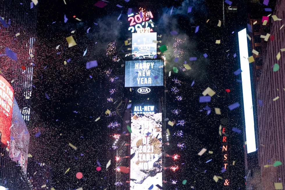 I fuochi d’artificio e i coriandoli che cadono a Times Square