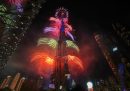 Fuochi artificiali attorno al Burj Khalifa, l'edificio più alto del mondo, durante i festeggiamenti per il Capodanno a Dubai, negli Emirati Arabi Uniti (AP Photo/Fatima Shbair)
