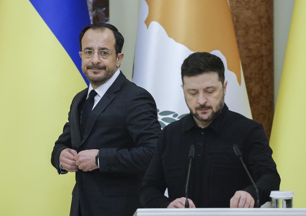 Il presidente cipriota, Nikos Christodoulides, assieme a quello ucraino, Volodymyr Zelensky, a Kiev il 4 dicembre