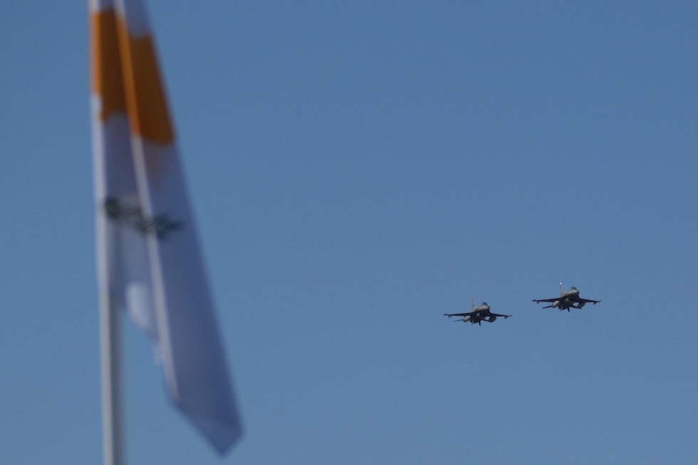 Caccia F-16 greci durante una parata militare per il 65esimo anniversario dell'indipendenza di Cipro dal Regno Unito, il 1° ottobre 2025 a Nicosia