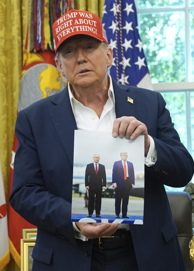 Donald Trump mostra ai giornalisti una foto di lui e Putin, agosto 2025 (AP Photo/Jacquelyn Martin)