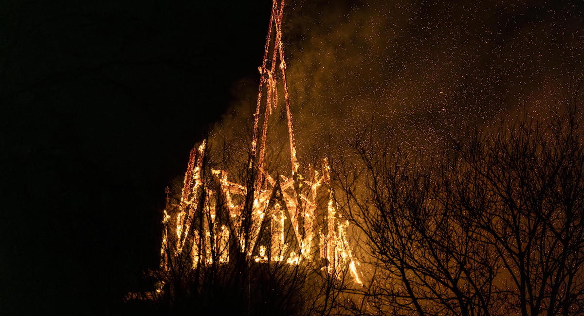 C’è stato un incendio in una chiesa monumentale ad Amsterdam, che è in gran parte crollata