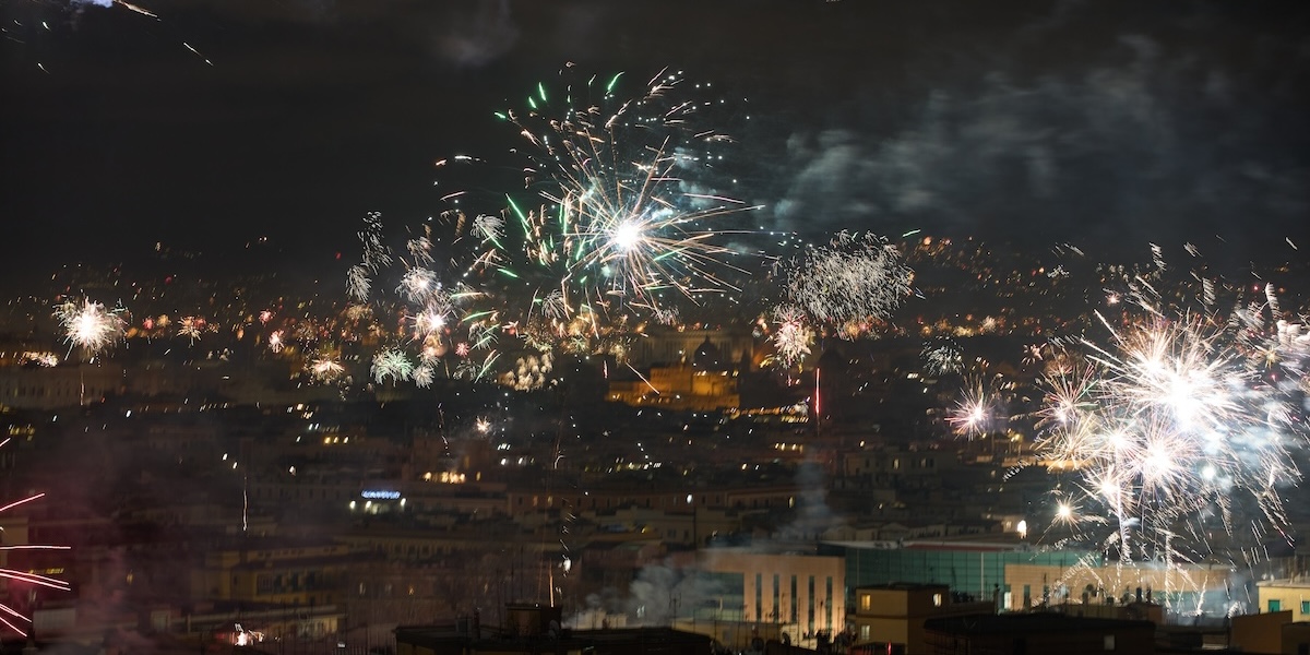 Nella notte di Capodanno ci sono stati 770 interventi dei vigili del fuoco e decine di persone ferite a causa dei petardi