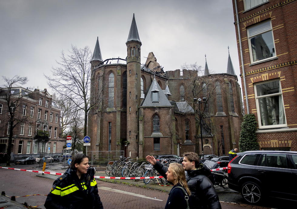 I danni alla chiesa dopo l'incendio, 1° gennaio 2026( EPA/KOEN VAN WEEL)
