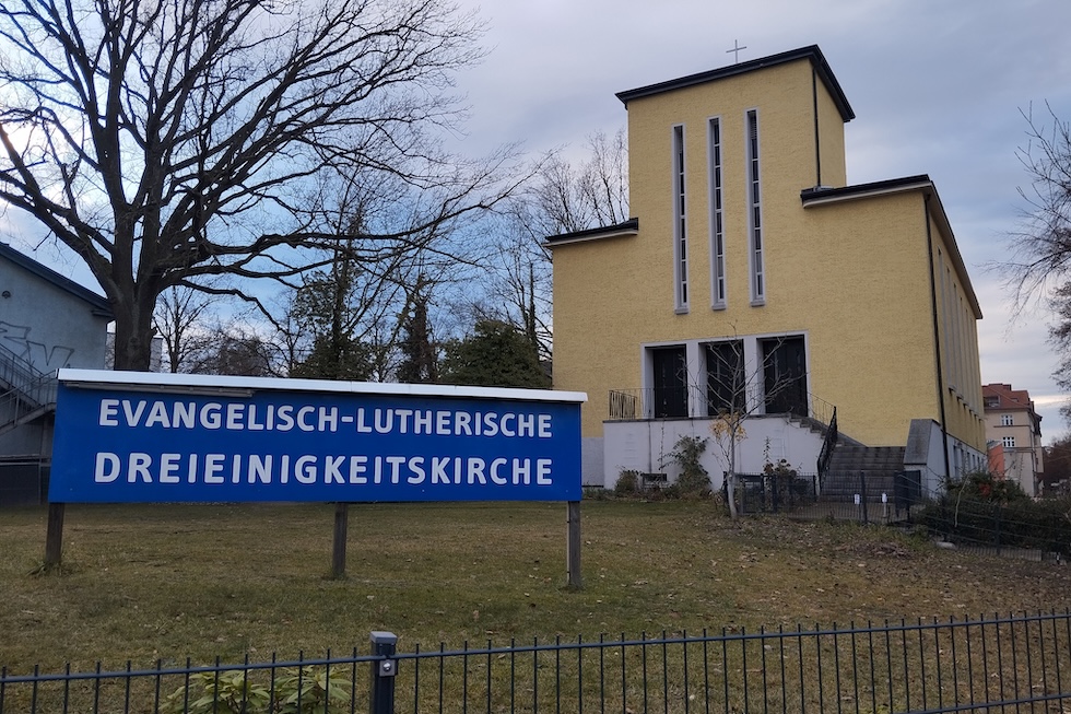 L'esterno della chiesa luterana della Trinità a Steglitz (Rodolfo Toè/Il Post)