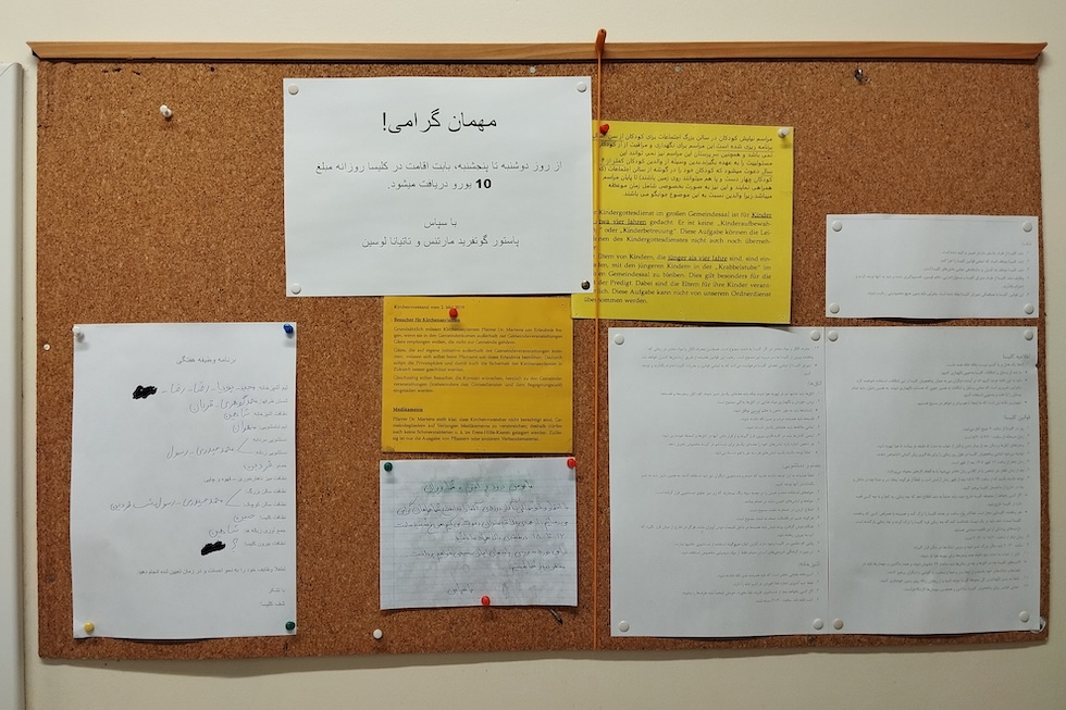 Avvisi in tedesco e farsi dentro la chiesa luterana della Trinità (Rodolfo Toè/il Post)