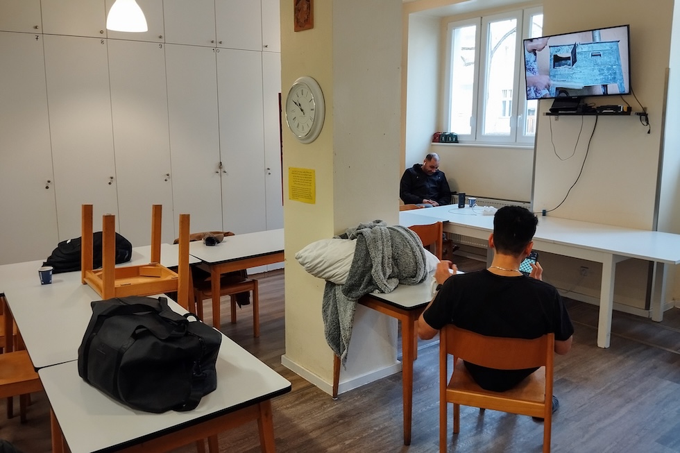 Due richiedenti asilo dentro la chiesa della Trinità (Rodolfo Toè/il Post)