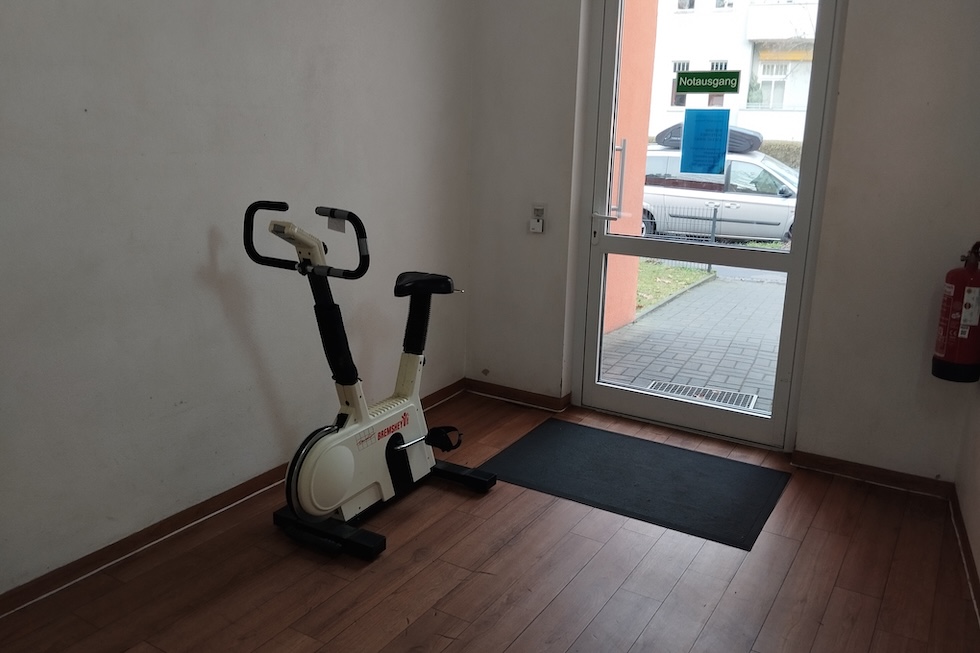 Una cyclette in una stanzina dove è stata allestita una piccola palestra (Rodolfo Toè/il Post)