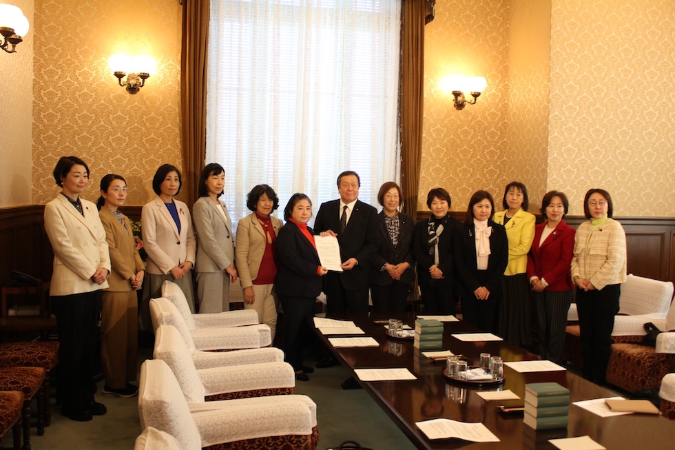 La deputata Yasuko Komiyama presenta la petizione, lo scorso 12 dicembre (foto da Facebook)