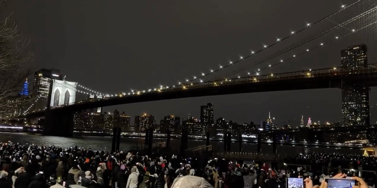 A Capodanno in migliaia si sono radunati sotto al ponte di Brooklyn per uno spettacolo di fuochi d’artificio che non c’è mai stato