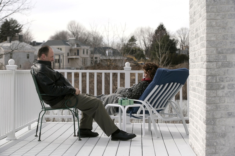 L’attore James Gandolfini e l’attrice Aida Turturro in una scena della serie, seduti sotto una veranda