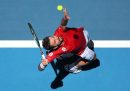Il tennista svizzero Stan Wawrinka fotografato dall'alto al momento della battuta