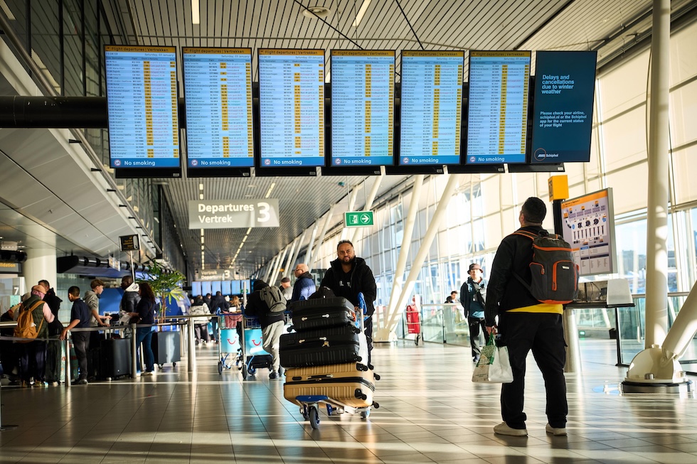 Il tabellone dei voli all'aeroporto di Schipol, nei Paesi Bassi, dove sono stati cancellati i voli per l'isola caraibica di Curaçao