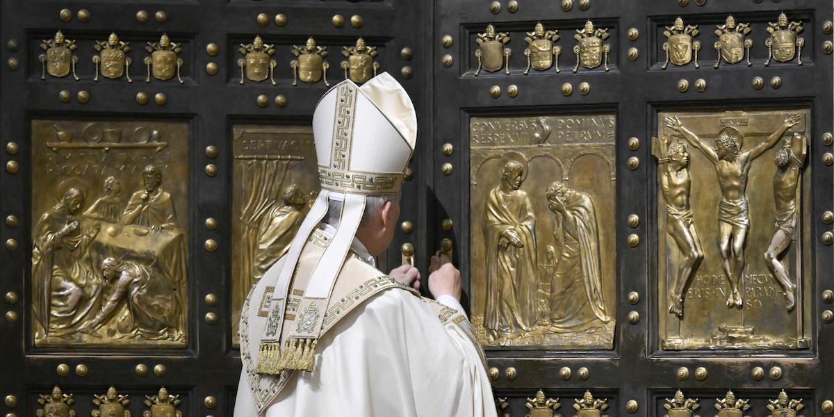È finito ufficialmente il Giubileo, dopo che papa Leone XIV ha chiuso la porta santa di San Pietro