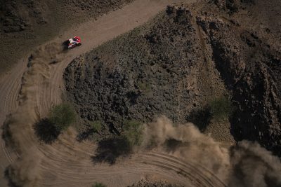 Un'auto impegnata in una curva, vista dall'alto