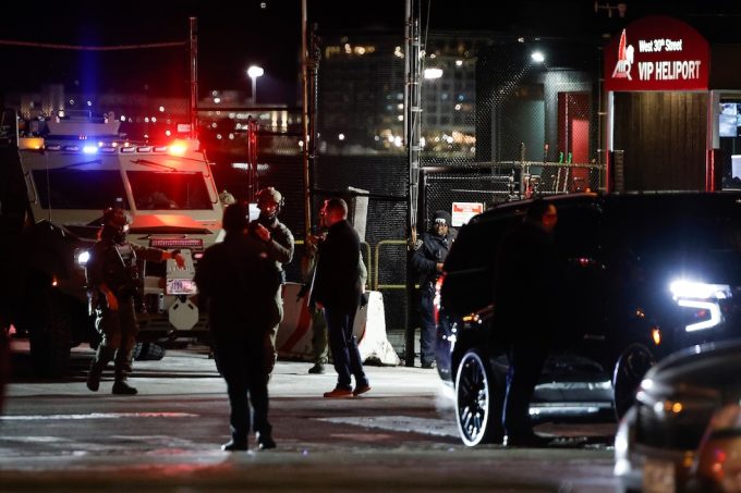 Poliziotti e soldati statunitensi presidiano l'eliporto sulla 30esima strada a Manhattan, lungo il fiume Hudson, in attesa dell'arrivo di Nicolas Maduro. (AP Photo/Stefan Jeremiah)