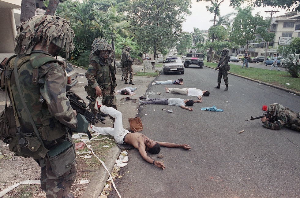 Soldati statunitensi durante la perquisizione di alcune persone davanti alla casa di un collaboratore di Noriega, a Panama City, il 26 dicembre 1989 (AP Photo/Ezequiel Becerra, File)