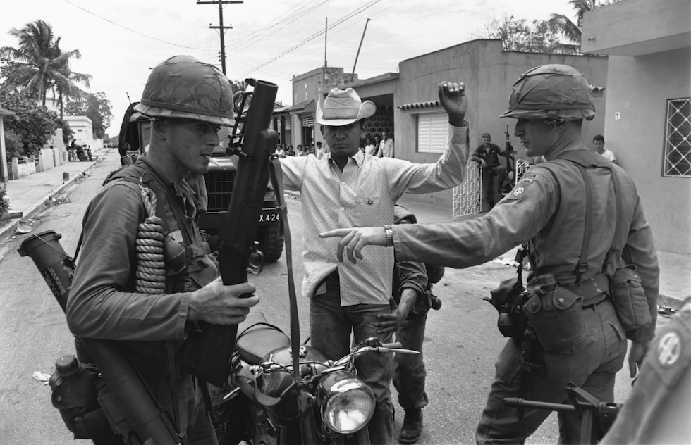 Due soldati americani in Repubblica Dominicana, nel 1965 (Hulton-Deutsch Collection/CORBIS/Corbis via Getty Images)