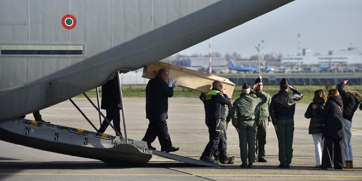 È arrivato in Italia l’aereo con i corpi di cinque delle persone italiane morte nell’incendio a Crans-Montana
