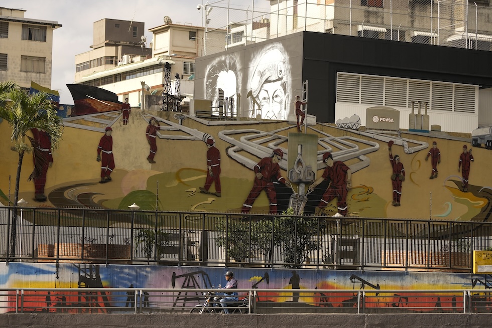 Un graffito che celebra l'industria petrolifera vicino alla sede di Petróleos de Venezuela, a Caracas, in una foto del 2023