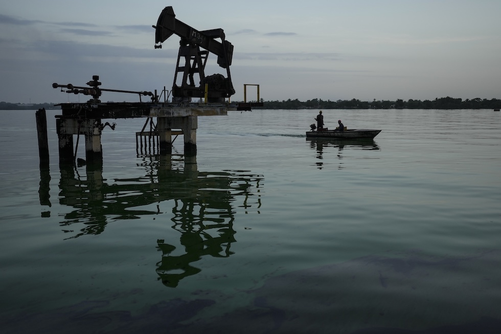 Una pompa petrolifera sul lago di Maracaibo, in una foto di fine 2023 