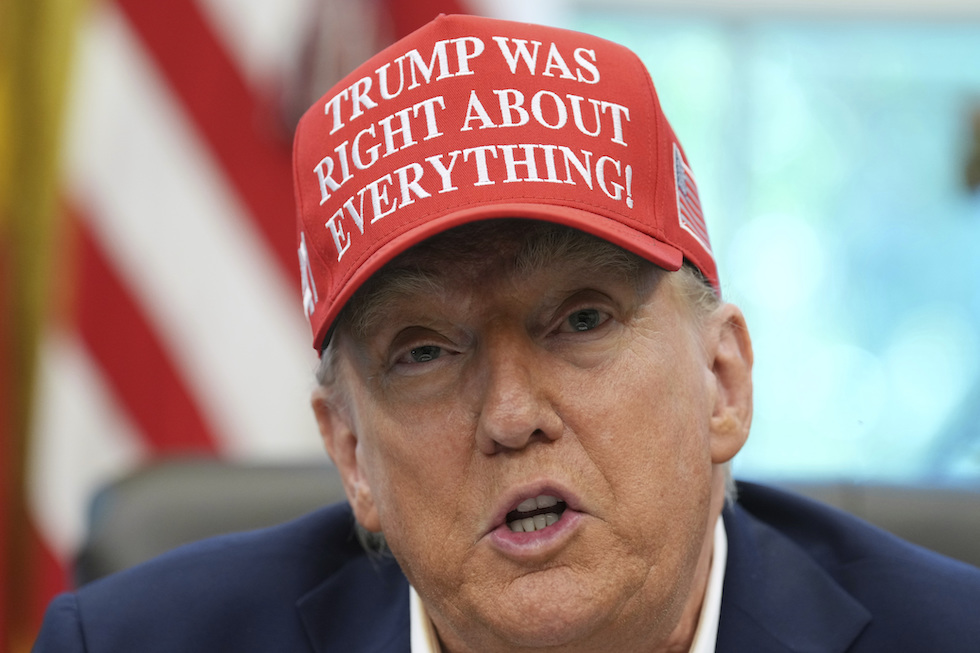 Trump con un berretto che dice: «Trump aveva ragione su tutto!» (AP Photo/Jacquelyn Martin)