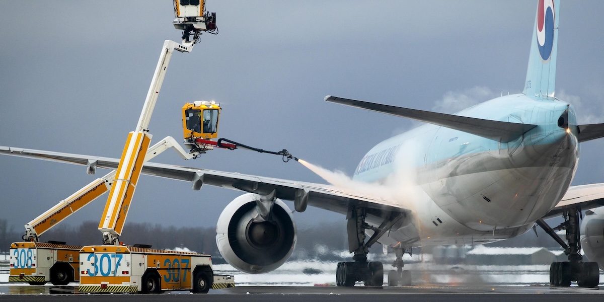 L’aeroporto Schiphol di Amsterdam, uno dei più trafficati d’Europa, ha sospeso circa 700 voli per la neve 