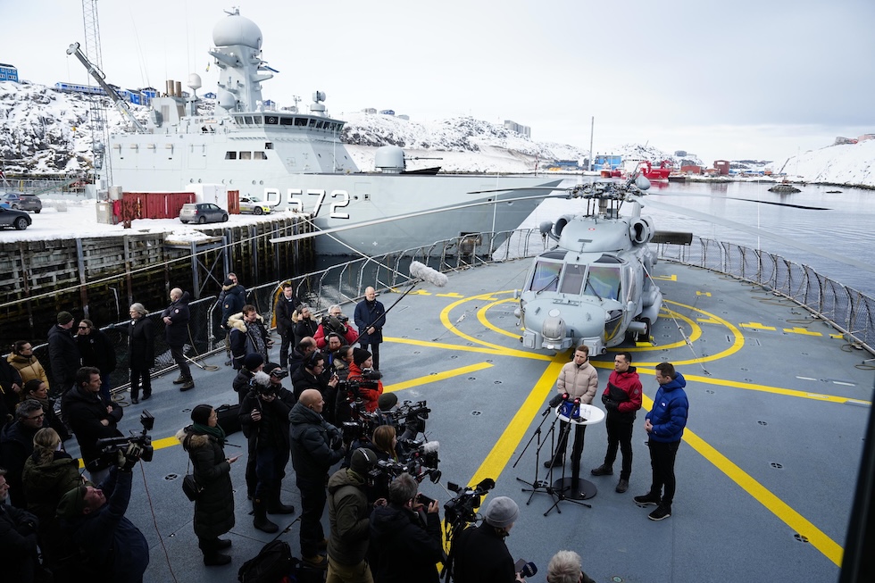 La prima ministra danese Mette Frederiksen con l'ex primo ministro groenlandese Mute Bourup Egede e quello nuovo Jens-Frederik Nielsen a bordo di una nave danese nel porto di Nuuk, il 3 aprile del 2025 