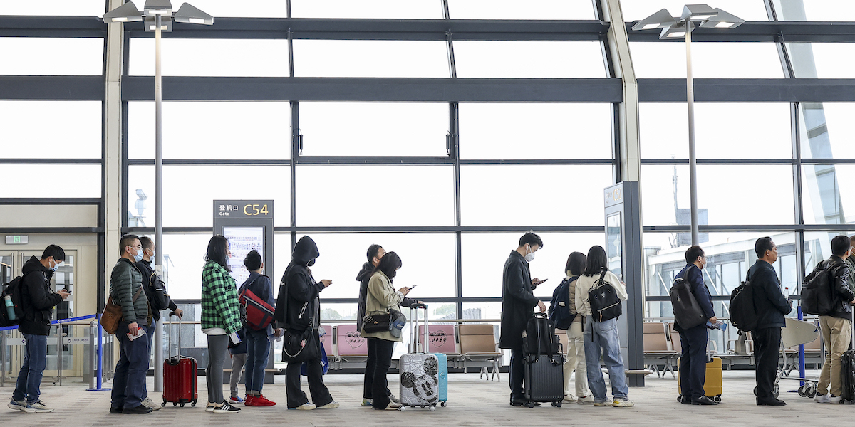 Alcune persone in fila all'aeroporto internazionale di Pudong, Shanghai, 20 marzo 2023 (Zhe Ji/Getty Images)