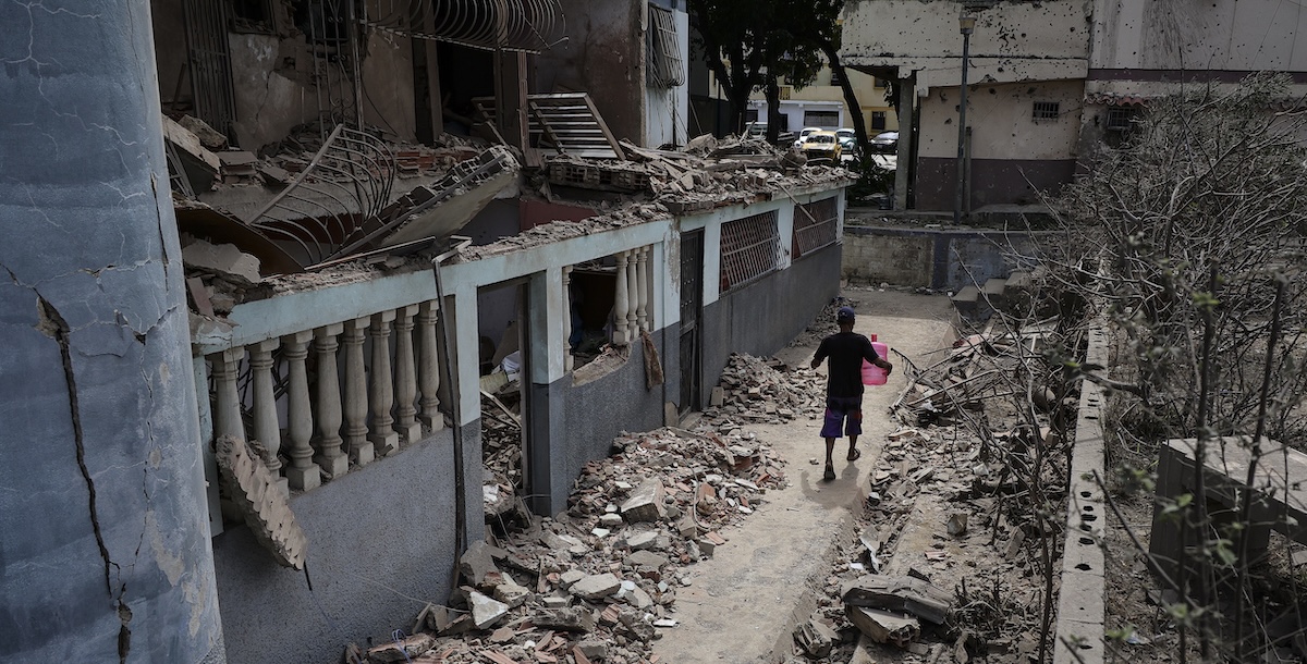 Un edificio colpito dai bombardamenti statunitensi a La Guaira, a nord di Caracas (Photo by Jesus Vargas/Getty Images)