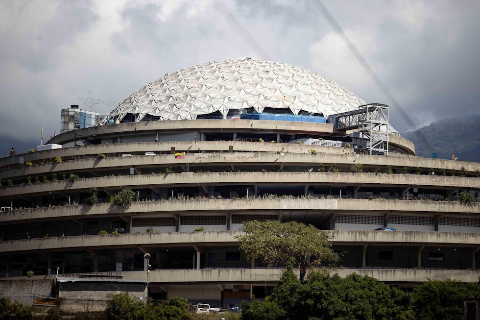 Una foto dall'esterno del complesso di El Helicoide, a Caracas, l'8 gennaio