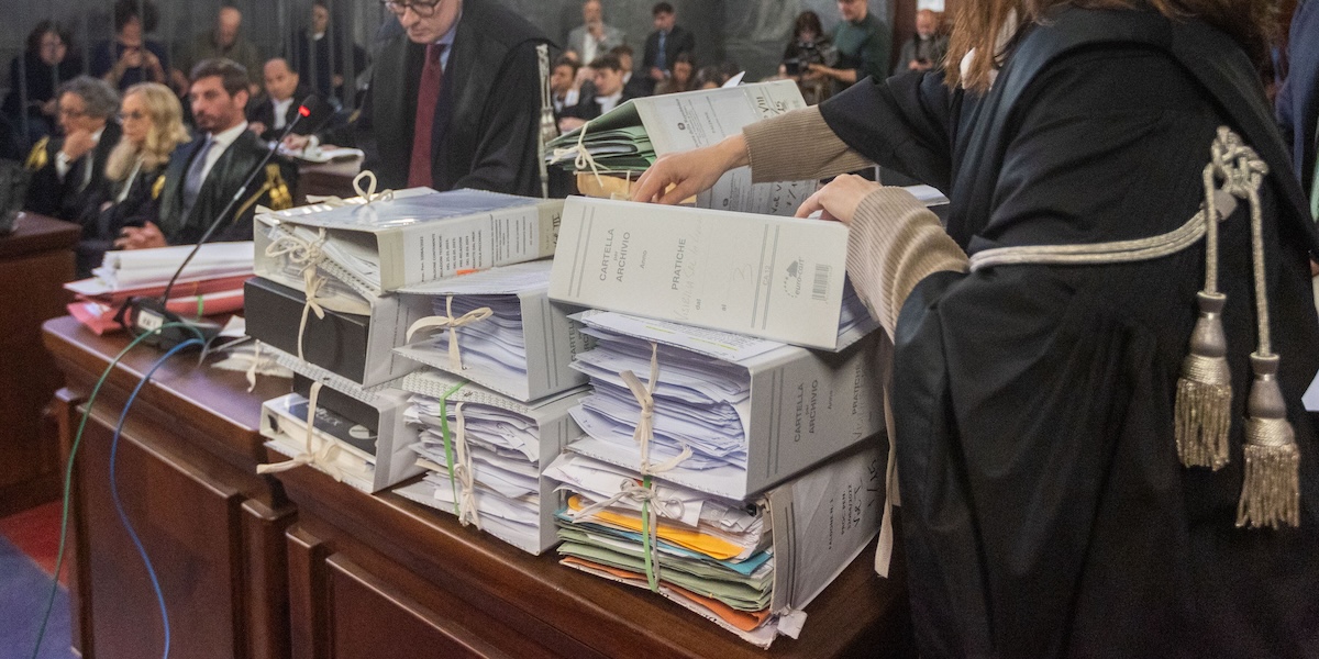 La giustizia italiana non riesce a liberarsi della carta