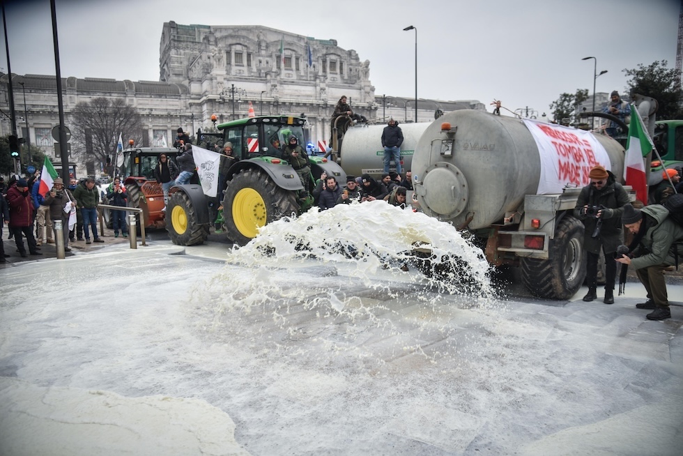 Le foto della protesta degli agricoltori contro l’accordo europeo col Mercosur a Milano